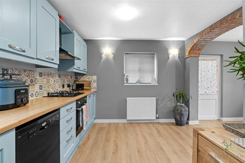 3 bedroom semi-detached house for sale, Sandscroft Avenue, Broadway WR12