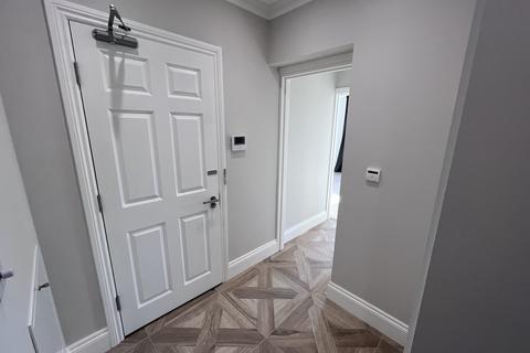 2 bedroom flat to rent, Flat 6 - Danuta House, Surrey KT8