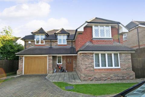 5 bedroom detached house to rent, Goodyers Avenue, Radlett WD7