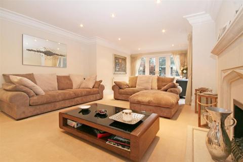 5 bedroom detached house to rent, Goodyers Avenue, Radlett WD7