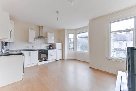 2 bedroom flat to rent, Davidson Road, Croydon, CR0