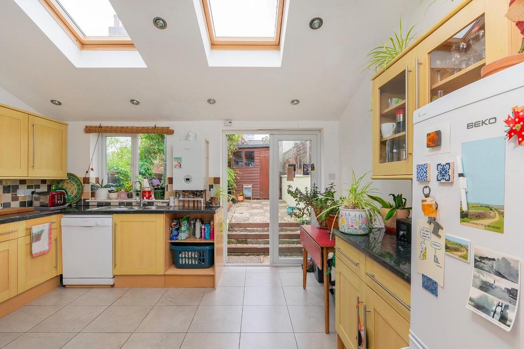 2 P0 RHD - Kitchen E.jpg