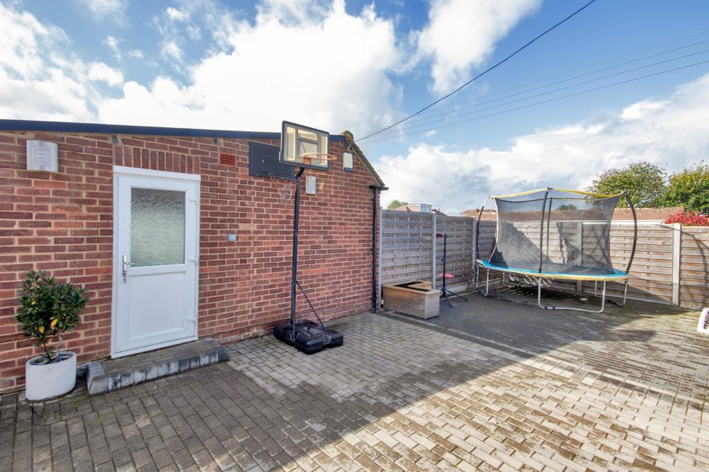 Garage / Garden