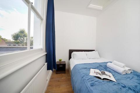 Studio to rent, Grafton Road, London