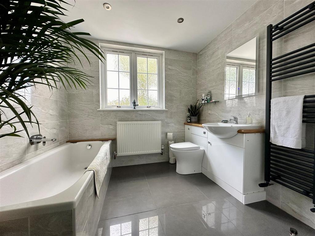 Bathroom 1.jpg