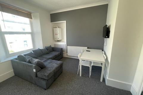 3 bedroom house share to rent, 14 Radnor Street, TFF