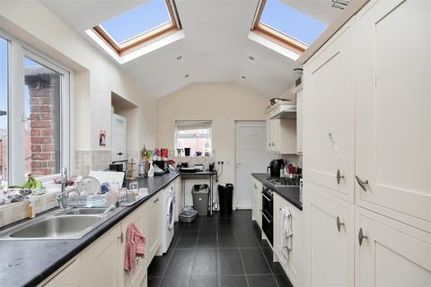 6 bedroom maisonette to rent, Lavender Gardens, Newcastle Upon Tyne NE2