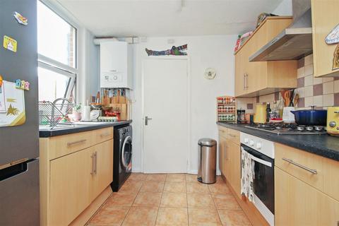 3 bedroom terraced house to rent, Heaton Road, Canterbury