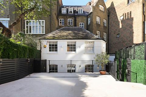 4 bedroom detached house to rent, Clabon Mews, Knightsbridge SW1X