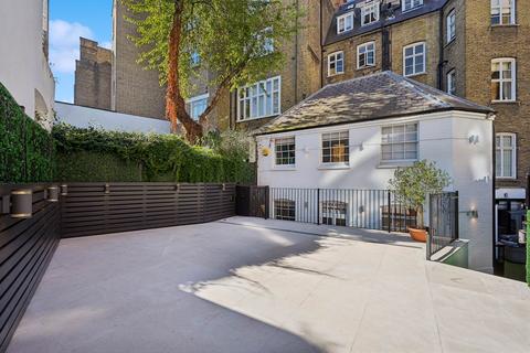 4 bedroom detached house to rent, Clabon Mews, Knightsbridge SW1X