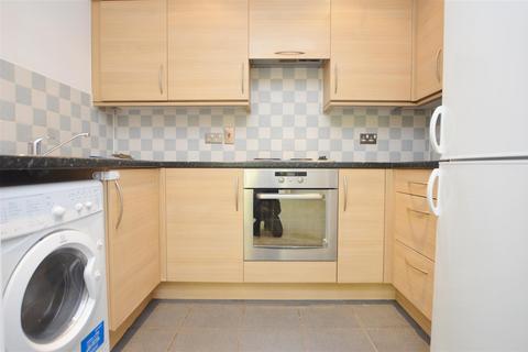 2 bedroom flat to rent, Caversham Place, Richfield Avenue