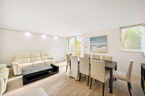 3 bedroom flat to rent, Asher Way, London, E1W.