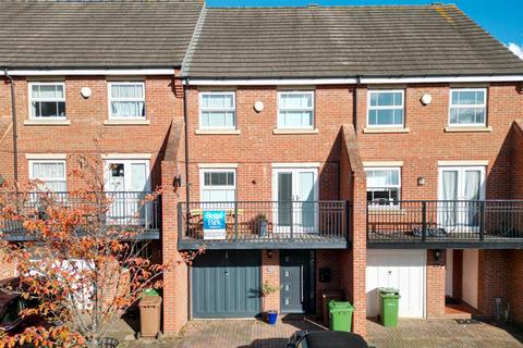 4 bedroom townhouse for sale, Buckthorn Road, Peterborough PE7