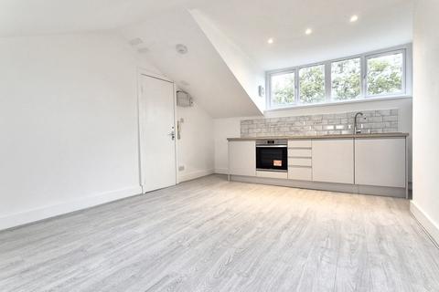 Studio to rent, Seven Sisters Road, N7