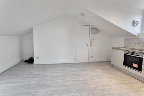 Studio to rent, Seven Sisters Road, N7