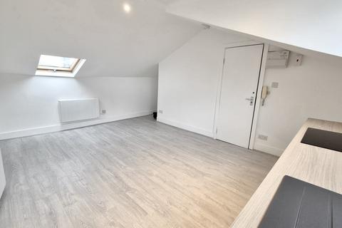 Studio to rent, Seven Sisters Road, N7