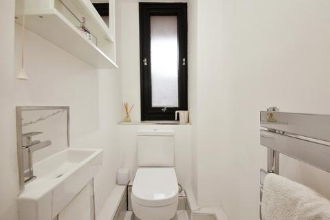 82 Britten Close, London, NW11 7HW
