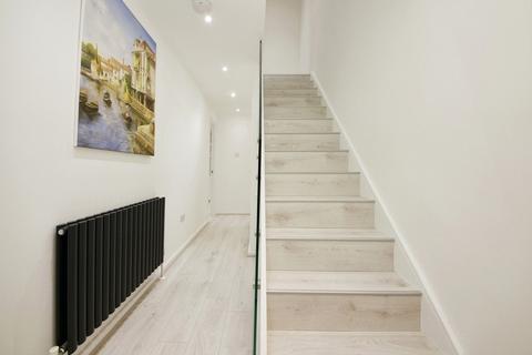 82 Britten Close, London, NW11 7HW