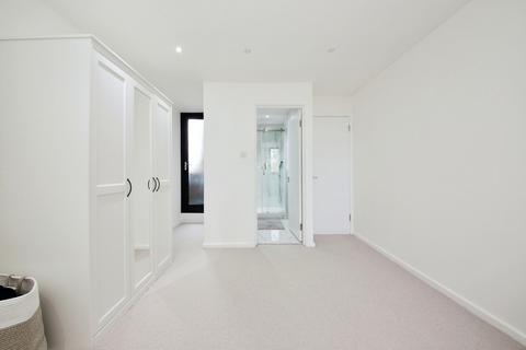 82 Britten Close, London, NW11 7HW