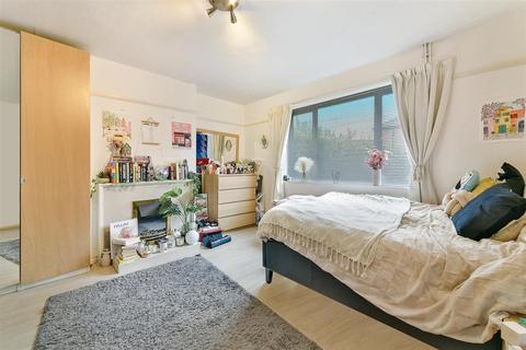 60 Fleming Mead, Mitcham, CR4 3LW
