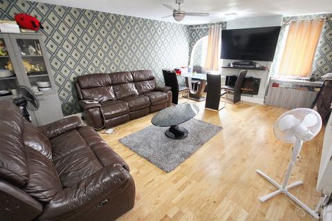 2 bedroom flat for sale, Lansbury Drive, Hayes, UB4