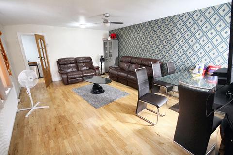 2 bedroom flat for sale, Lansbury Drive, Hayes, UB4