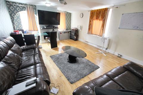 2 bedroom flat for sale, Lansbury Drive, Hayes, UB4