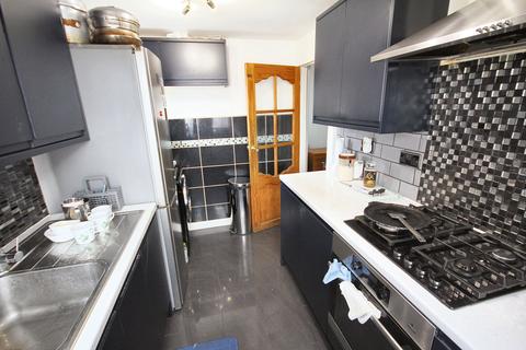 2 bedroom flat for sale, Lansbury Drive, Hayes, UB4