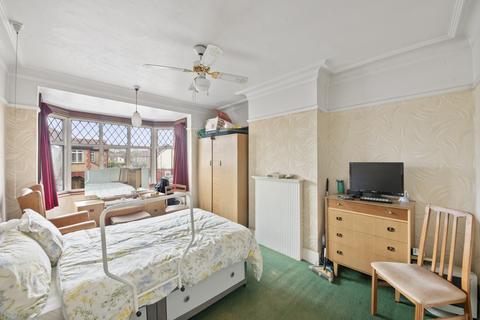 19 Manton Avenue, London, W7 2DY