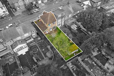 19 Manton Avenue, London, W7 2DY