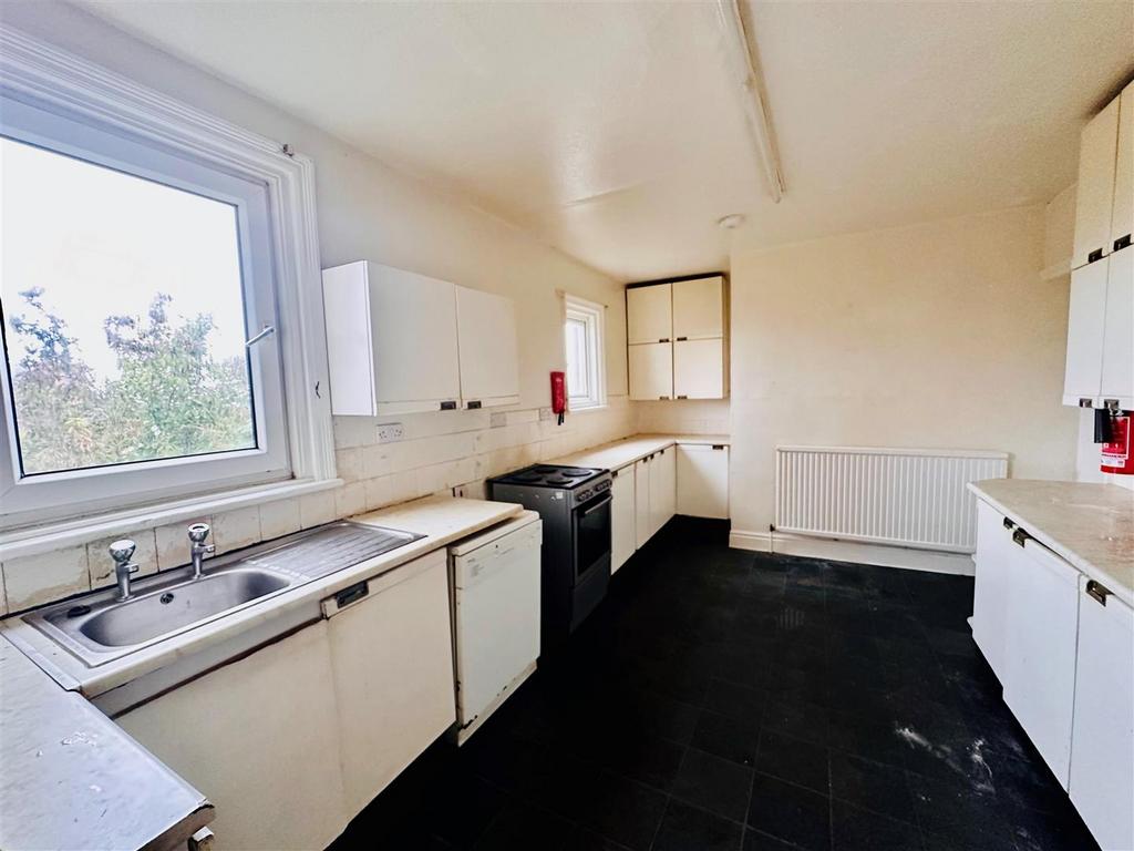 Kitchen 2.jpg