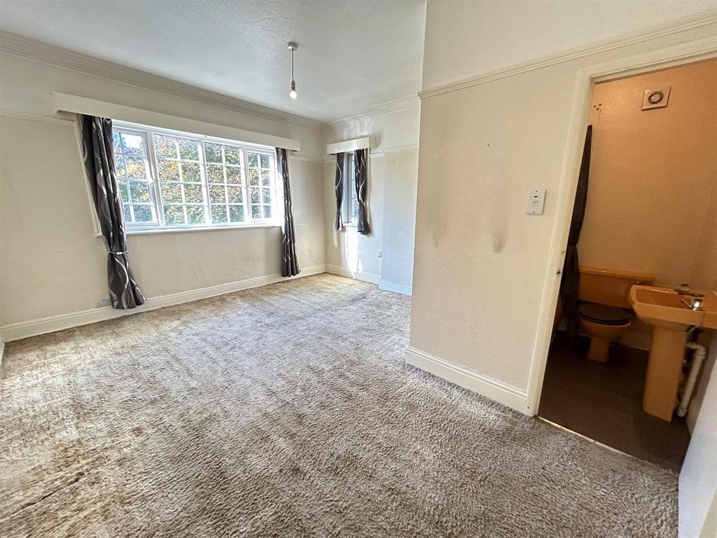 Middle bedroom.jpg
