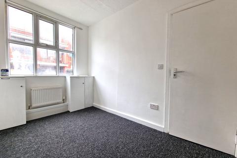 undefined, LUTON, LU3