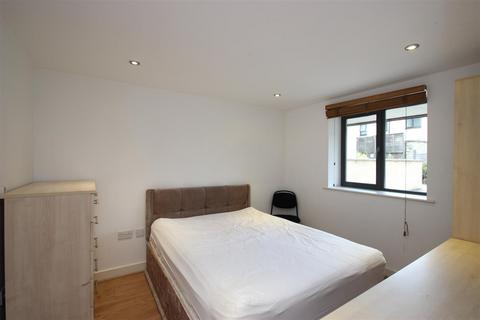 3 bedroom flat to rent, Park View