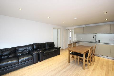 3 bedroom flat to rent, Park View