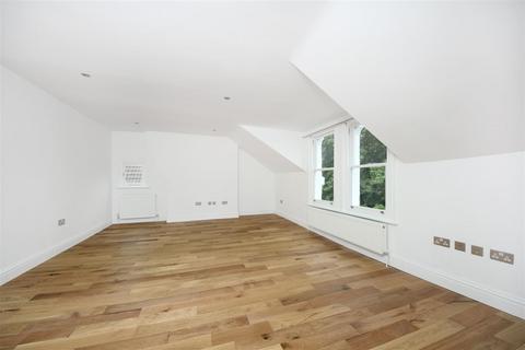 3 bedroom flat to rent, The Common, W5