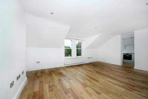 3 bedroom flat to rent, The Common, W5