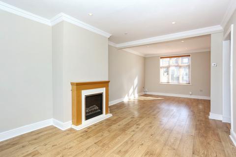 3 bedroom terraced house to rent, Newhaven Gardens London SE9