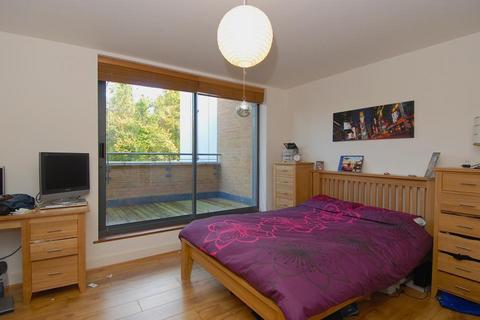 3 bedroom flat to rent, Park View