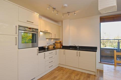 3 bedroom flat to rent, Park View