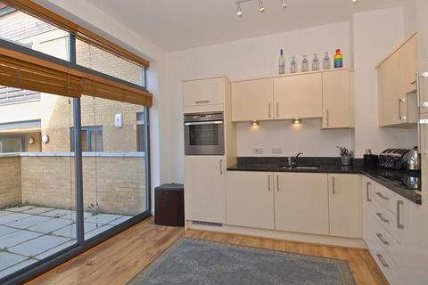 3 bedroom flat to rent, Park View