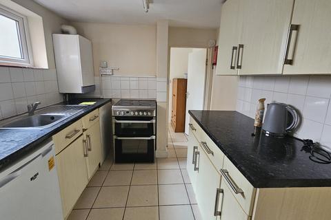 4 bedroom terraced house to rent, Blenheim Road, Reading RG1