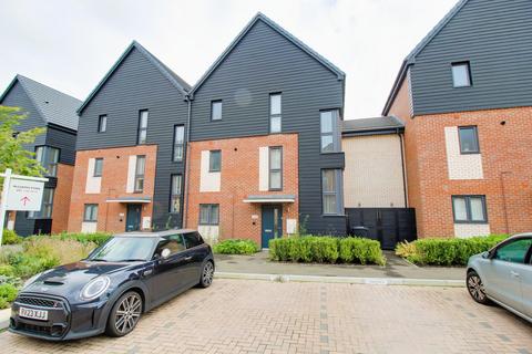 4 bedroom townhouse to rent, Station Road, Hook RG27