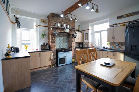 4 bedroom end of terrace house for sale, Wild Street, Lees