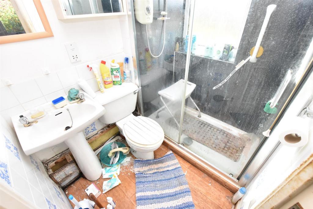 EN-SUITE SHOWER ROOM.jpg