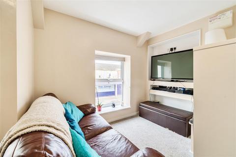 2 bedroom flat for sale, South Street, Wellington