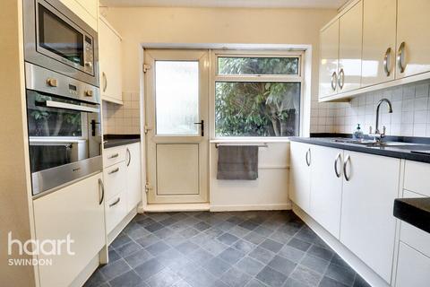 3 bedroom terraced house for sale, Winterslow Road, Swindon