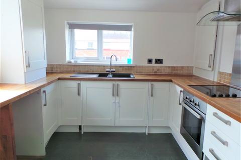 3 bedroom flat to rent, Westway, Gateshead NE11