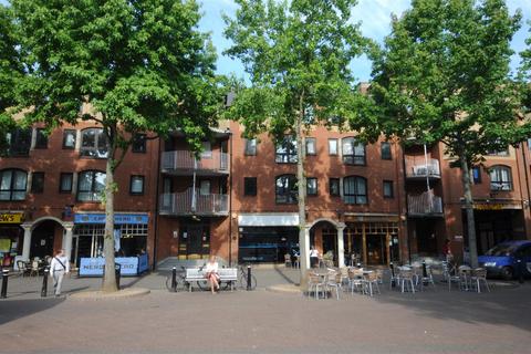 3 bedroom flat to rent, The Heyes, Gloucester Green