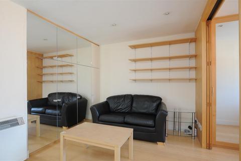 3 bedroom flat to rent, The Heyes, Gloucester Green